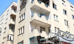 Yangından korkup fileye takılan kediyi itfaiye kurtardı