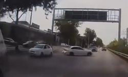Yarışan iki otomobilin çarpıştığı kaza kamerada