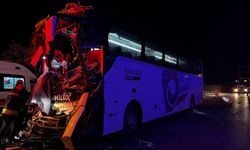 Yolcu otobüsü TIR'a çarptı: 2 ölü, 17 yaralı