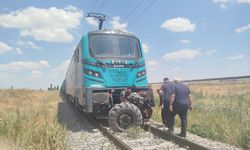 Yük treni, hemzemin geçitte traktöre çarptı: 1 yaralı