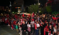 Yüzlerce kişi Türk bayrakları ve meşalelerle yürüdü