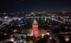 Zafer Bayramı kutlamaları kapsamında Galata Kulesi'ne Türk bayrağı yansıtıldı