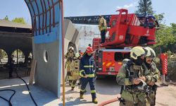 Zeytinburnu'nda kafede tadilat sırasında çıkan yangın söndürüldü