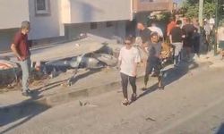2 otomobile çarpan hafriyat kamyonu, evin bahçesine düştü