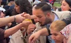 3 metrelik tepside 50 kilo İskender kebabı yemek için sıraya girdiler