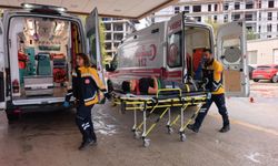 3'üncü kattan merdiven boşluğuna düşen çocuk yaralandı