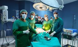 82 yaşındaki hastanın mesanesinden 42 parça taş çıkarıldı