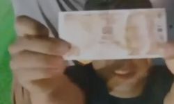 Aldıkları ekmeğin parasını kameraya gösterip ekmek dolabına bıraktı