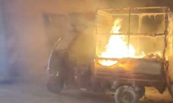 Ambulans şoförünün, 3 tekerli motosikletteki yangına müdahale ettiği anlar kamerada