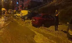 Ankara'da selde çöken yolda 20 araç hasar gördü