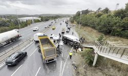 Arnavutköy'de yağış nedeniyle kayganlaşan yola devrilen kamyona hafriyat kamyonu çarptı; 2 yaralı