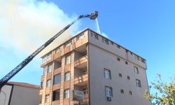 Ataşehir'de 5 katlı binanın çatısı alev alev yandı