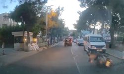 Avcılar'da motosikletten inerken düştü; otomobilin altında kalmaktan son anda kurtuldu