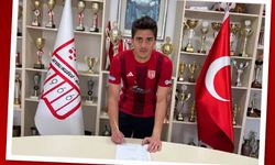 Ayvalıkgücü kaleci Bartu ile uzattı