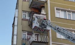 Bahçelievler'de balkondan düşen parçalar yayanın başına isabet etti