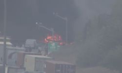Bahçeşehir TEM Otoyolu'nda TIR yangını -2 / Ek görüntü