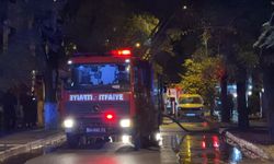Bakırköy'de kentsel dönüşüm nedeniyle boşaltılan binanın çatısı alev alev yandı