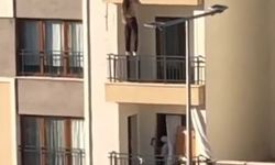 Balkondan düşmek üzere olan kız çocuğunu katları tırmanarak kurtardı