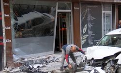 Bayrampaşa'da kazada savrulan otomobil berber dükkanına çarptı: 2'si ağır 5 yaralı