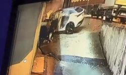 Beylikdüzü'nde otomobilin iş yeri duvarına çarptığı kaza kamerada: 1 ağır yaralı