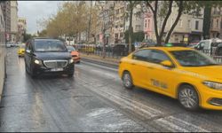 Beyoğlu'nda 2 İETT otobüsü çarpıştı; yola dökülen yağ nedeniyle trafikte aksama yaşandı