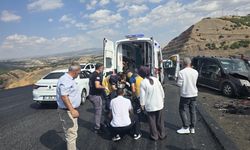 Bingöl'de hafif ticari araç ile otomobil çarpıştı: 6 yaralı