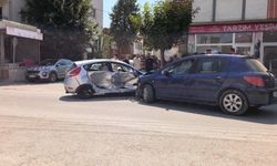 Caddede otomobiller çarpıştı; 3 yaralı