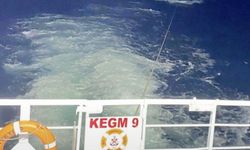 Çanakkale Boğazı'nda sürüklenen tekne kurtarıldı