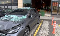 Çekmeköy'de sürücü fren yerine gaza bastı; cip çarptığı otomobille kafeye girdi