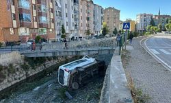 Çorum'da diyaliz hastalarını taşıyan servis aracı çaya uçtu: 5 yaralı