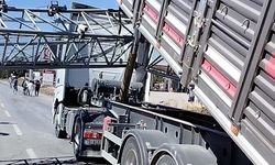 Damperi açık TIR, EDS direğini devirdi