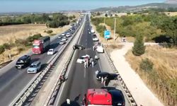 Deposu delinen TIR'dan dökülen mazot zincirleme kazaya yol açtı; 4 yaralı