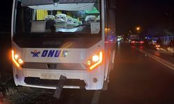 Devrilen motosikletten midibüsün altına savrulan sürücü hayatını kaybetti
