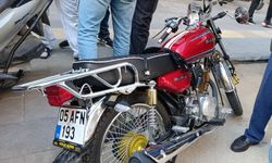 Ehliyetsiz sürücünün motosikleti taksiye çarptı; kaza kamerada