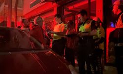 Ehliyetsiz ve alkollü sürücü ile yanındaki arkadaşları, polise zor anlar yaşattı