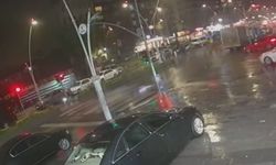 Esenler'de kayganlaşan yolda sürüklenen motosikletin kamyona çarptığı kaza kamerada