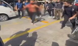 Esenler'de kendini yaralayıp bıçakla polislerin üzerine yürüyen şüpheli kamerada