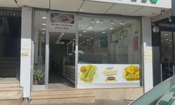 Esenler'de tatlıcı dükkanından sadaka kutusunu çalan şüpheli kamerada