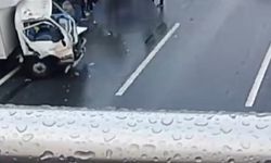Esenyurt'ta aydınlatma direğine çarpan kamyonetin şoförü hayatını kaybetti