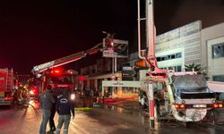 Eskişehir'deki bir işletmede yangın; TOMA da itfaiyeye destek verdi (3)