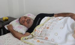 Esnafı bıçakla yaraladı, 'oyun bitti' deyip teslim oldu; saldırı kamerada
