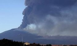 Etna Yanardağı'nın kül püskürtmesi nedeniyle Katanya Havalimanı uçuşlara kapatıldı