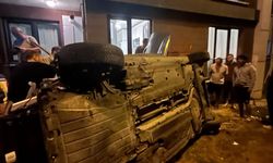 Eyüpsultan'da binaya çarpan otomobil, 15 metre yükseklikten bahçeye düştü: 2 yaralı