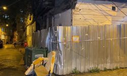 Fatih'te 2 katlı metruk binada kısmi çökme meydana geldi