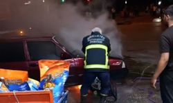 Gaziantep'te kırmızı ışıkta bekleyen otomobil yandı