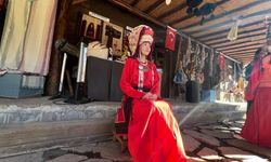 Geleneksel Kırgız kıyafetlerini yaşatıyor