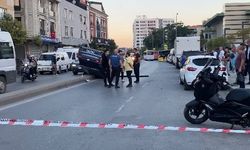 Güngören'de sürücüsünün direksiyon hakimiyetini kaybettiği otomobil takla attı; kaza kamerada