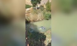 Hafif ticari araç çaya uçtu: 1 ölü, 1 yaralı