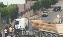 Hafriyat kamyonu karşı yöne geçip kamyon ile istinat duvarına çarptı; kaza kamerada