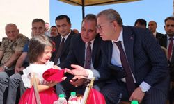 Halk oyunları gösterisine katılan 3 yaşındaki Begüm'e bayrak hediyesi